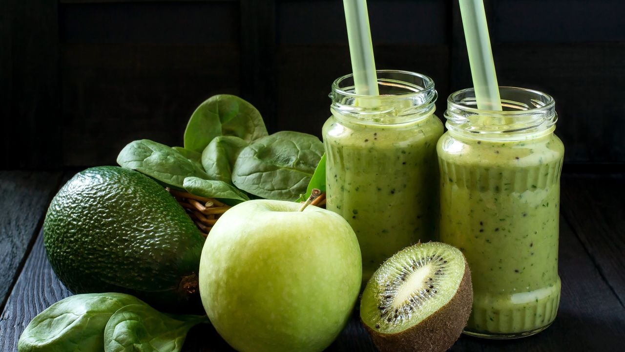 Зеленый коктейль с киви, авокадо и зеленым яблоком 