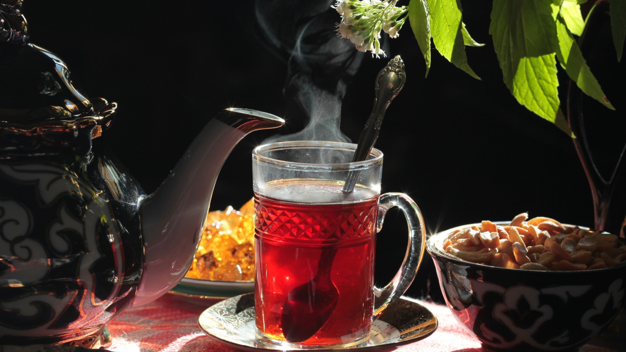 Горячий чай в стеклянной чашке на столе