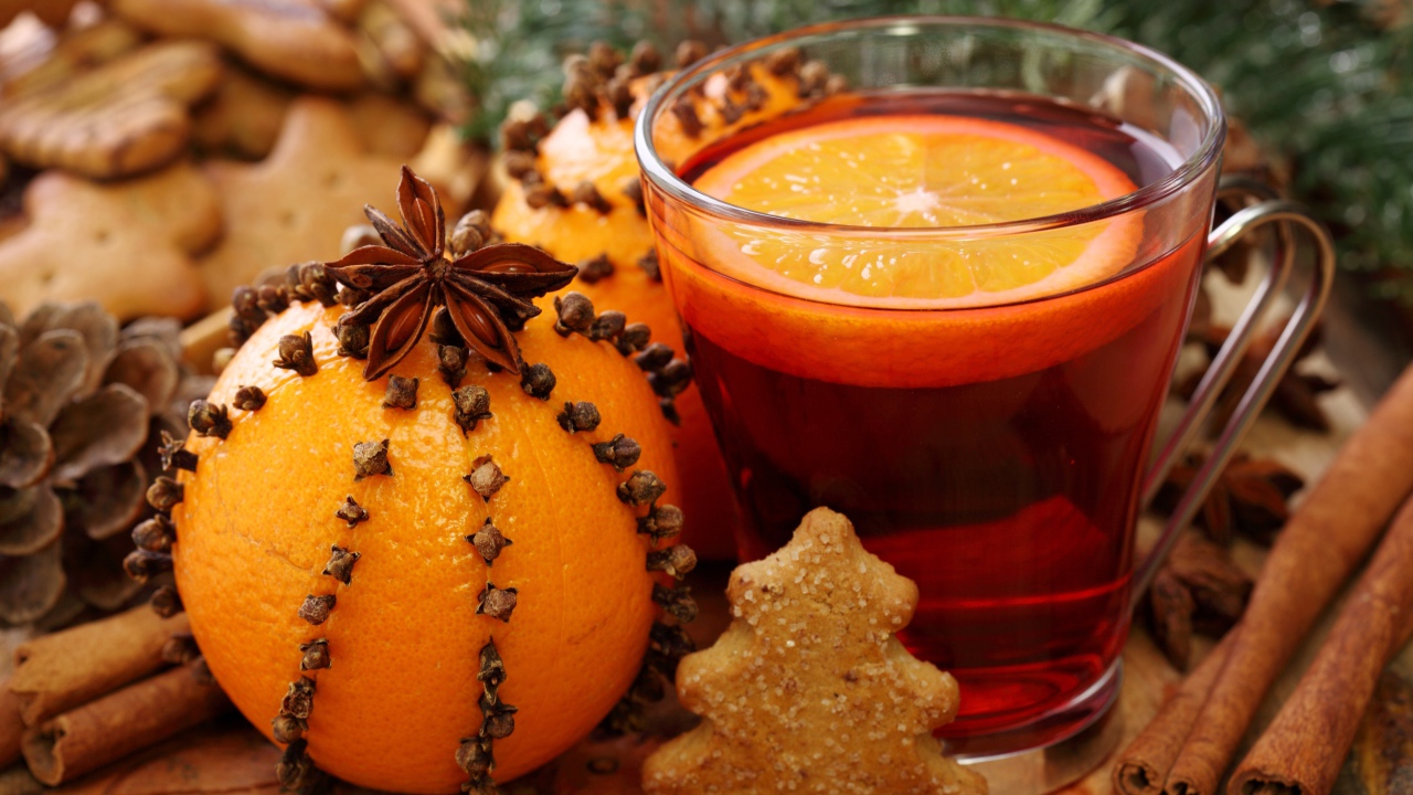 Горячий чай с лимоном, апельсином, корицей и печеньем