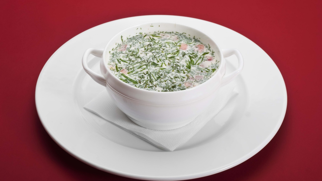 Окрошка в белой пиале на белой тарелке