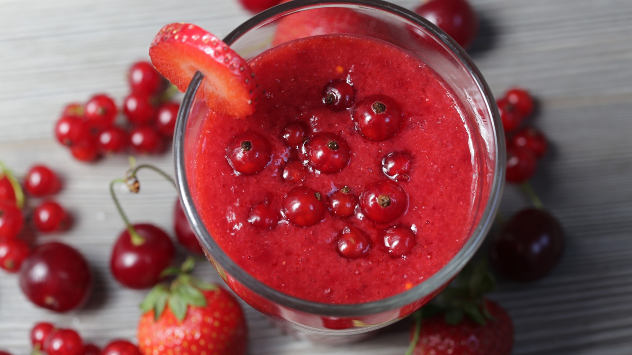 Смузи с ягодами смородины, вишней и клубникой