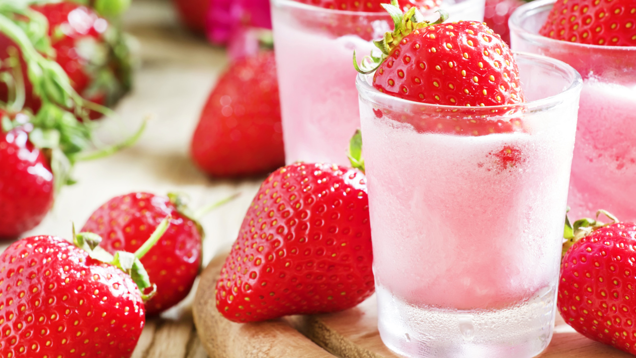 Клубничный коктейль со свежими ягодами на столе