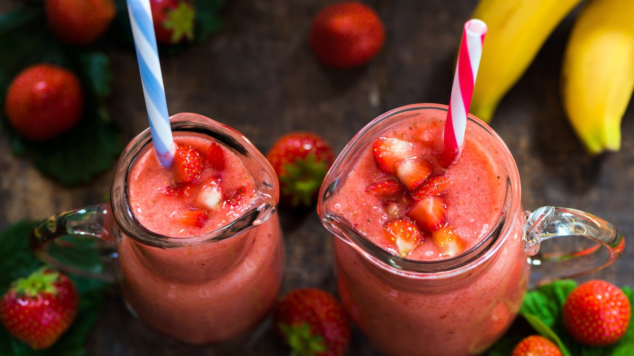 Клубничный смузи с стеклянных кувшинах с трубочкой