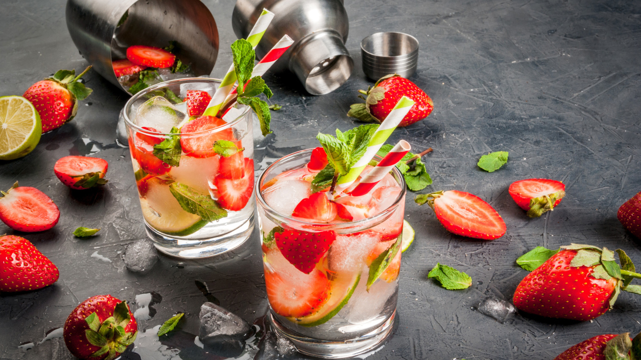 Летний напиток мохито с клубникой, лаймом и листьями мяты