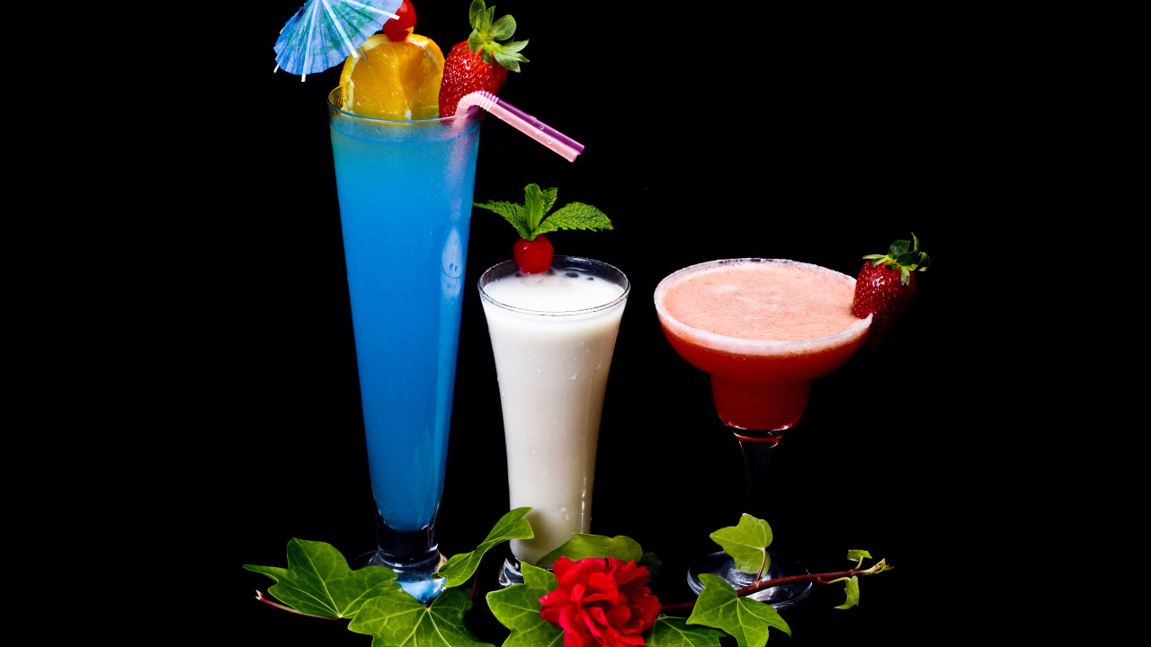 Три аппетитных коктейля на черном фоне