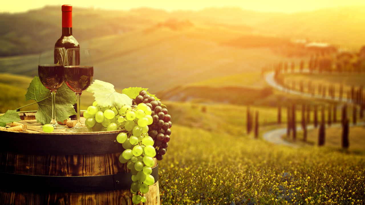 Два бокала с красным вином и свежий виноград на бочке 