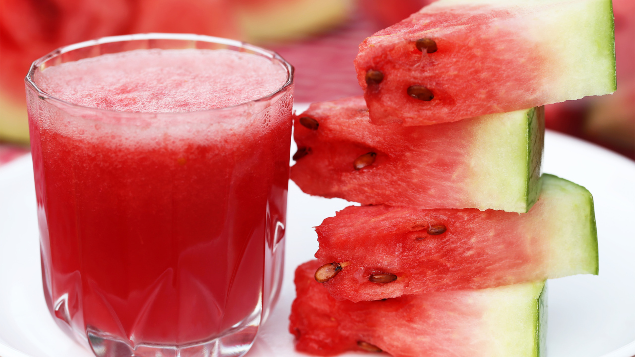 Арбузный сок с кусочками свежего арбуза 