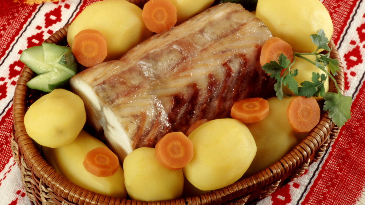 Аппетитный кусок мяса на столе с вареным картофелем