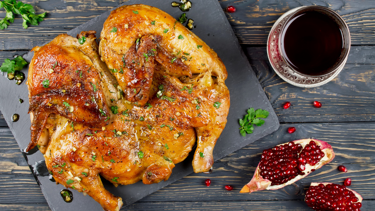 Вкусный жареный цыпленок табака с зернами граната