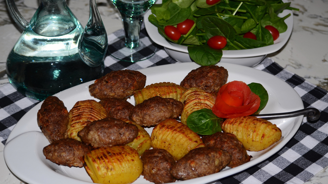 Мясные котлеты с картофелем на белом блюде