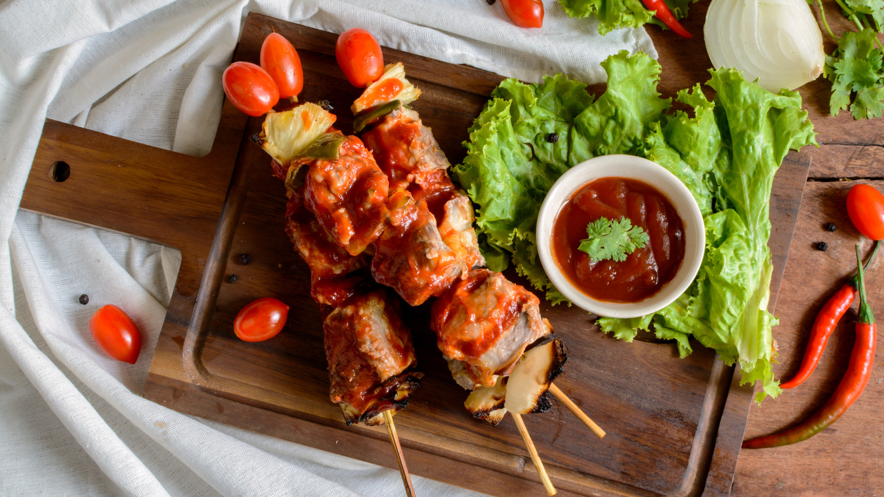 Шашлык на шпажках с томатным соусом  