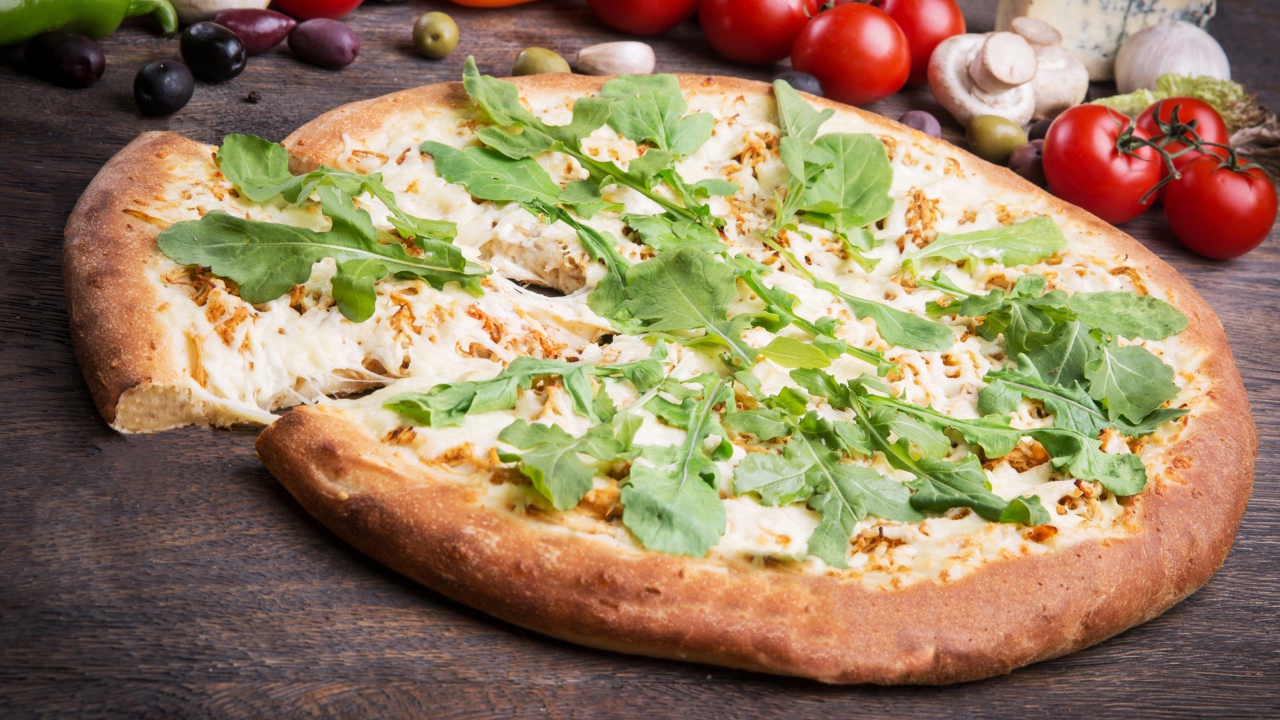 Румяная пицца с сыром,  томатами и зеленью 