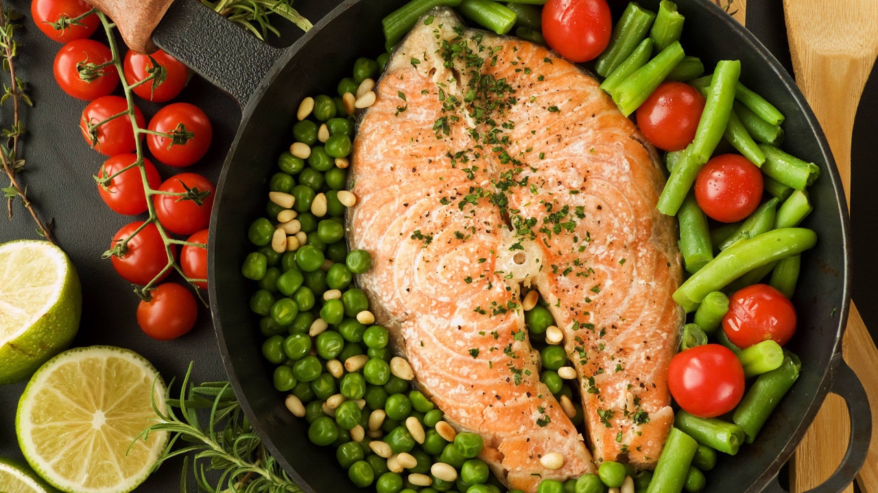 Кусочек запеченной рыбы с овощами 