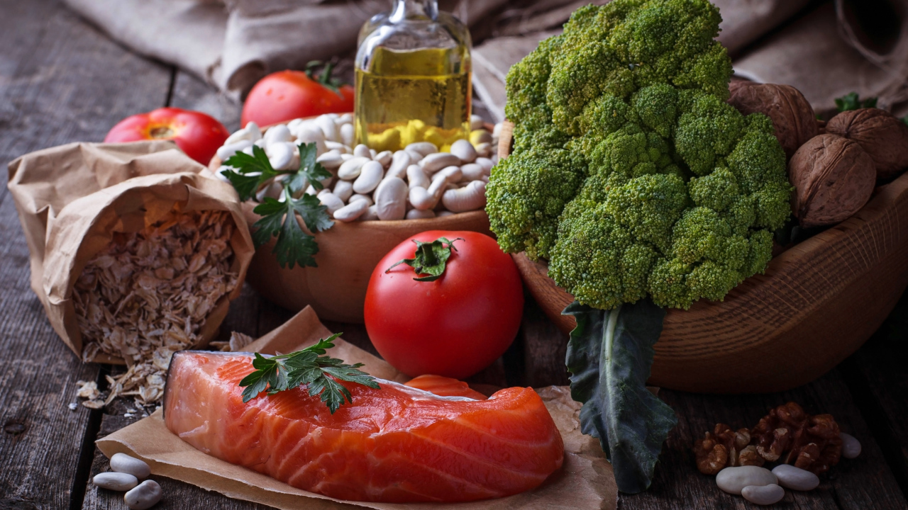 Кусок красной рыбы на столе с овощами