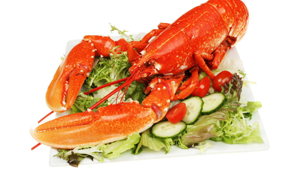 Вареный красный рак на тарелке с овощами на белом фоне