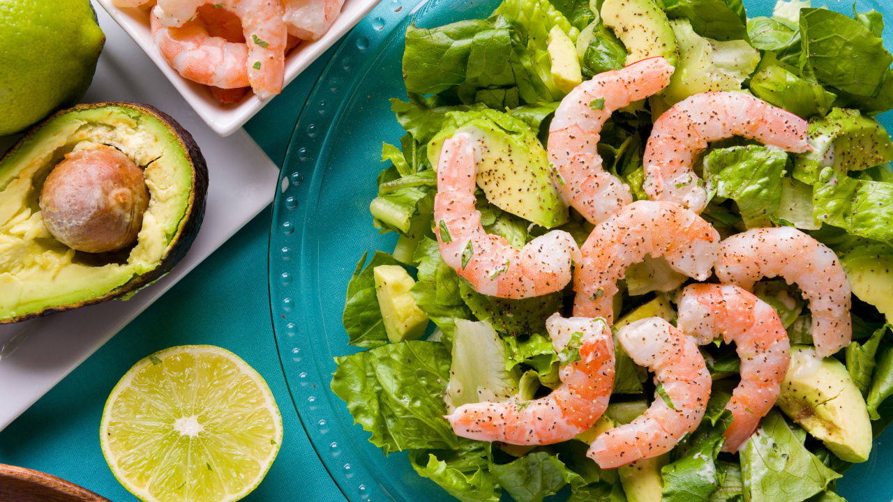 Вкусный салат с авокадо, лимоном  и креветками 