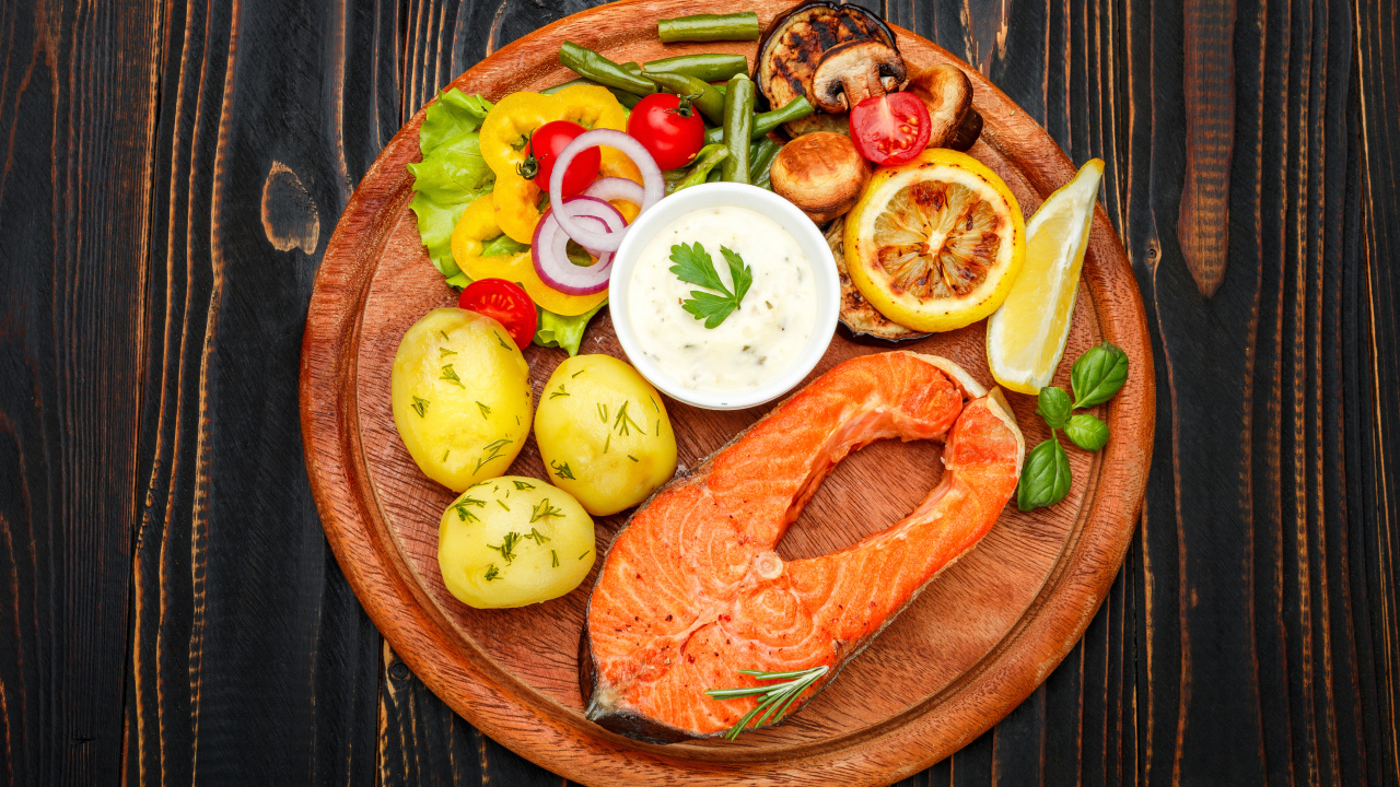 Жареный кусок рыбы с овощами и соусом