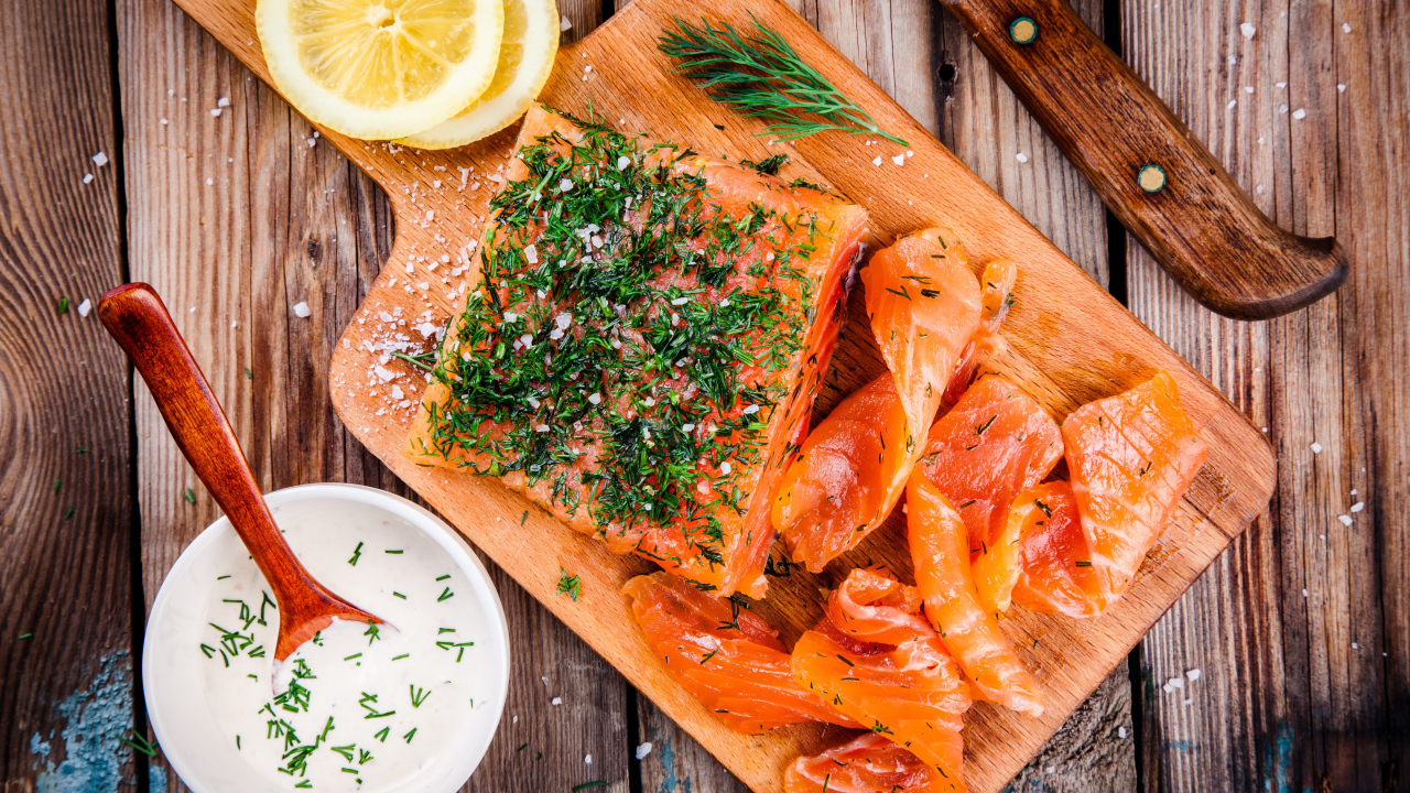 Кусочек аппетитной красной рыбы с укропом 