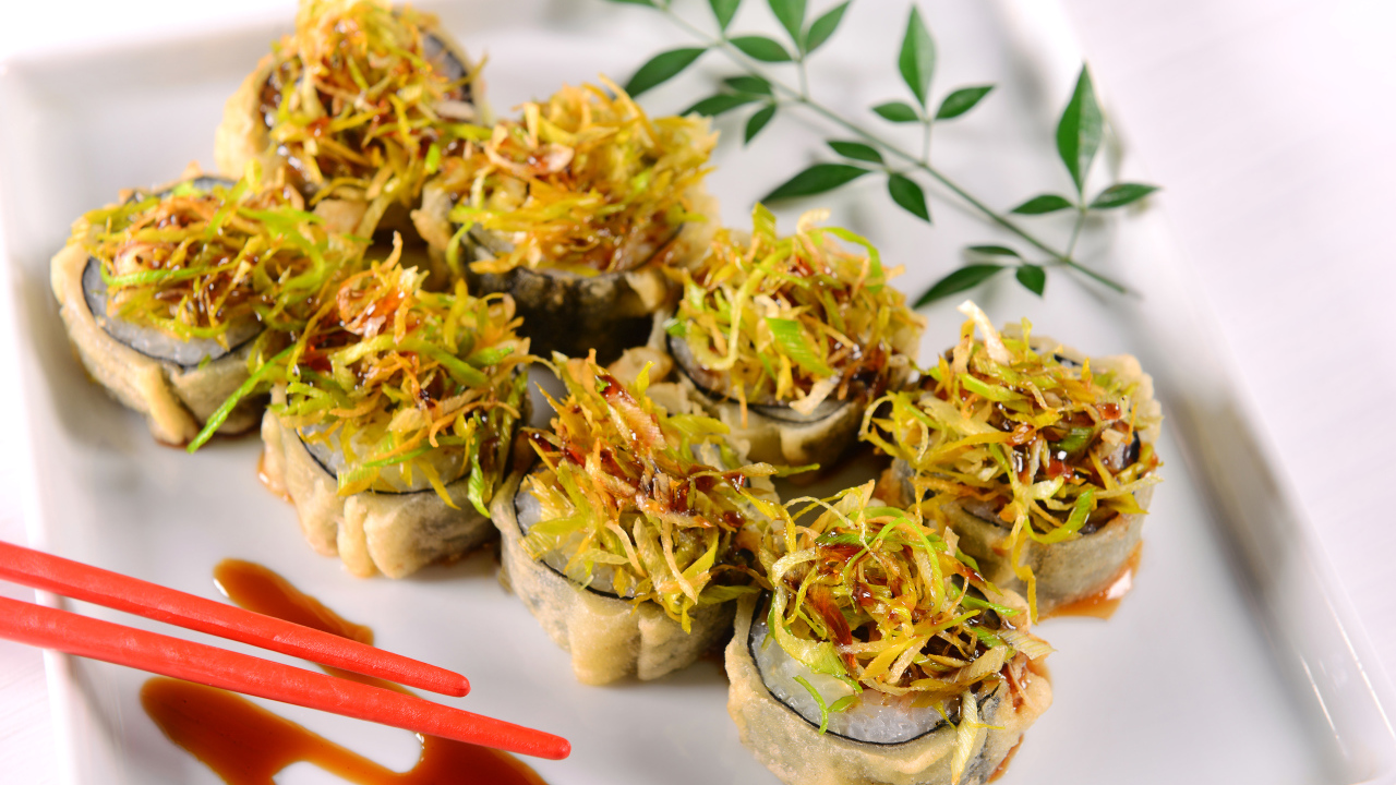 Горячие суши с овощами на белой тарелке 