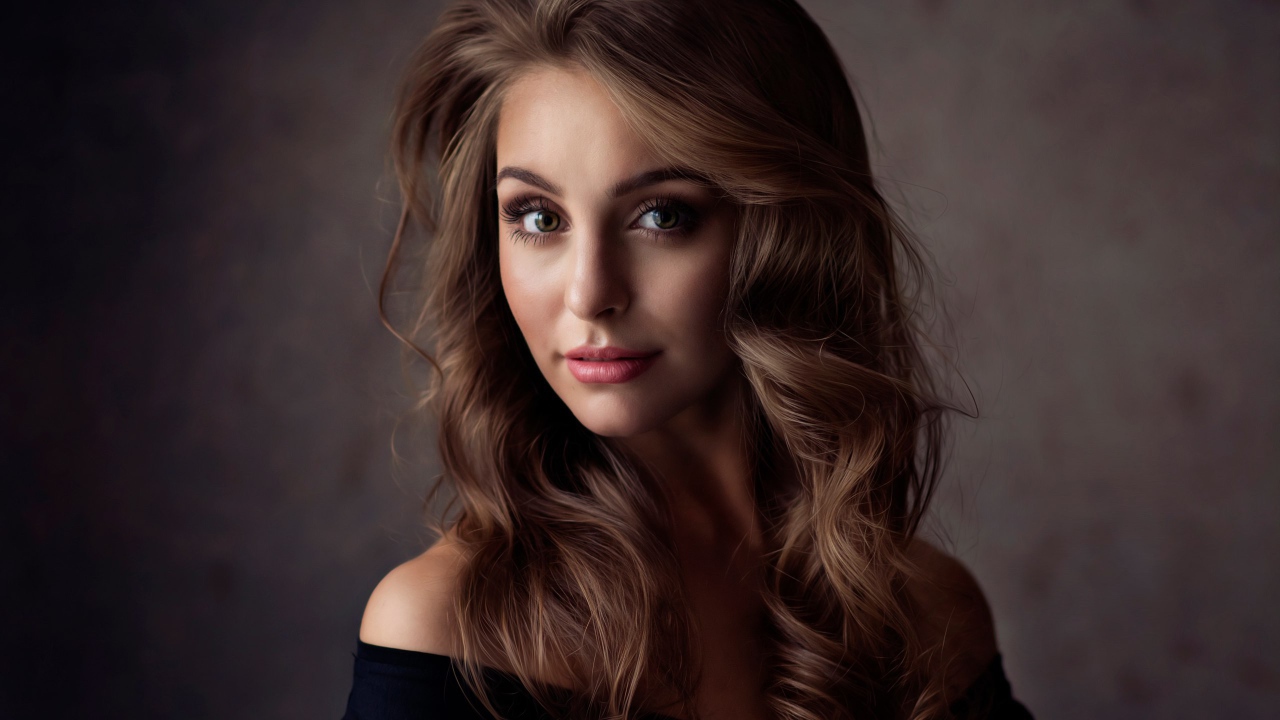 Милая девушка брюнетка с волнистыми волосами 