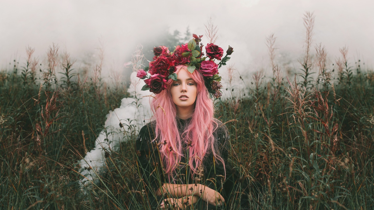 Девушка с розовыми волосами и венком на голове 