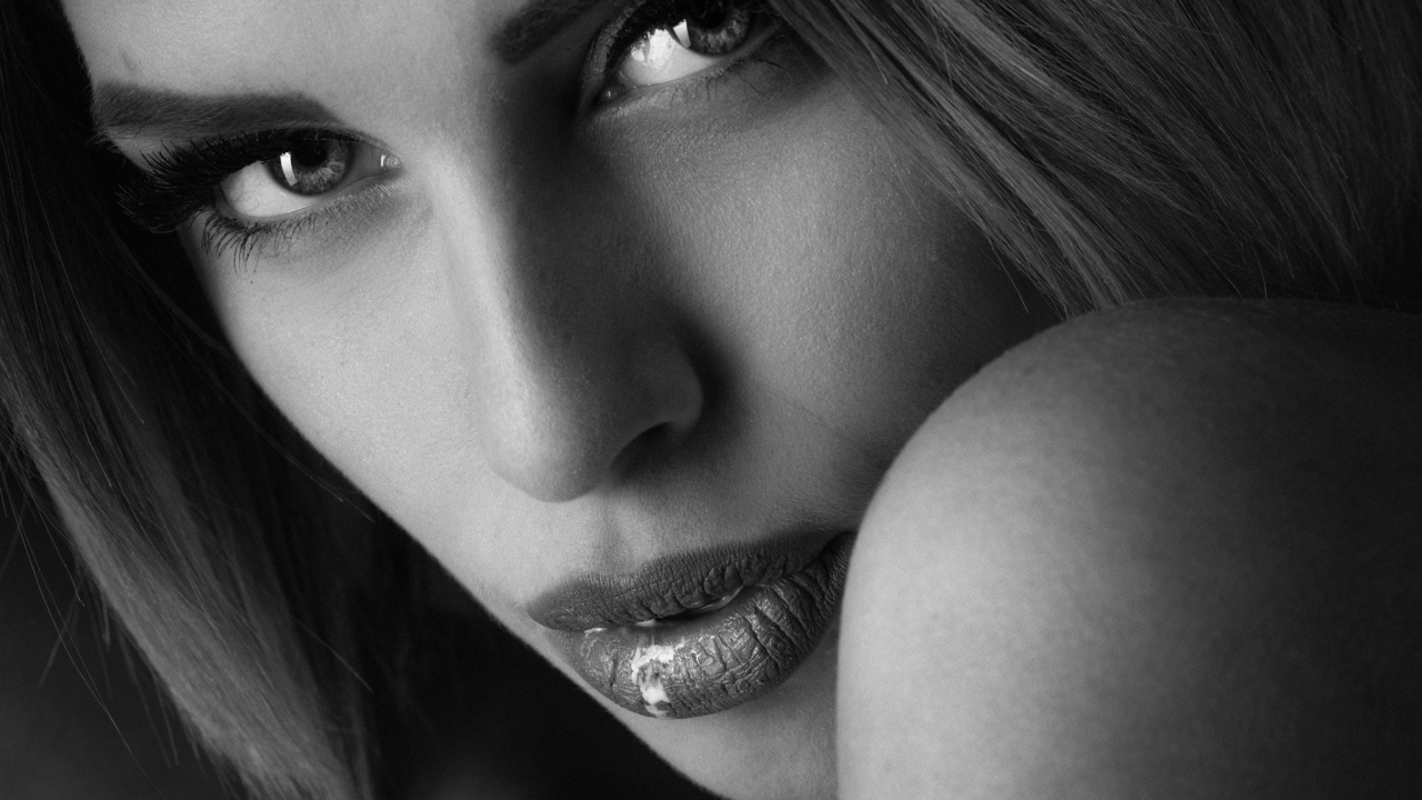 Взгляд красивой молодой девушки черно белое фото 
