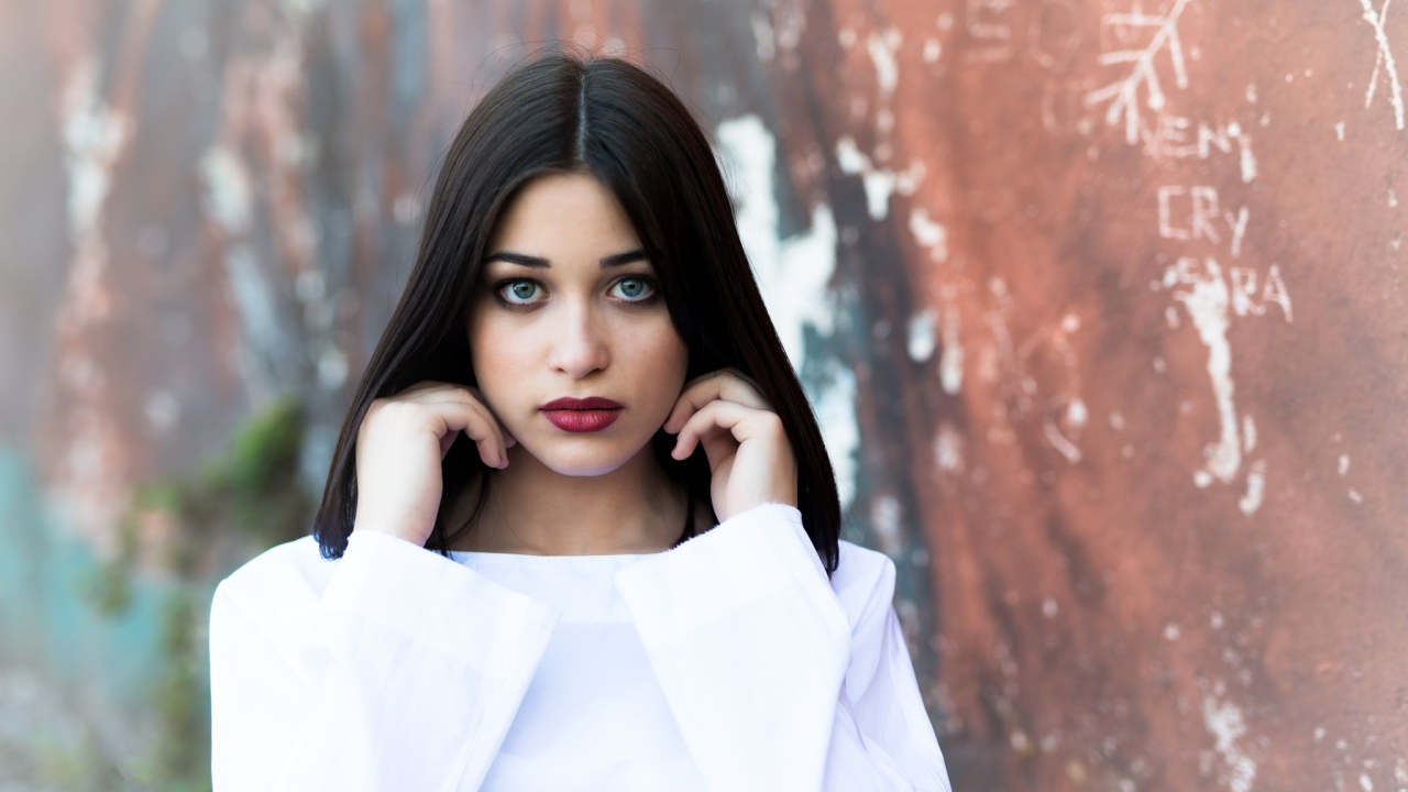 Молодая девушка с бордовыми губами в белом наряде 