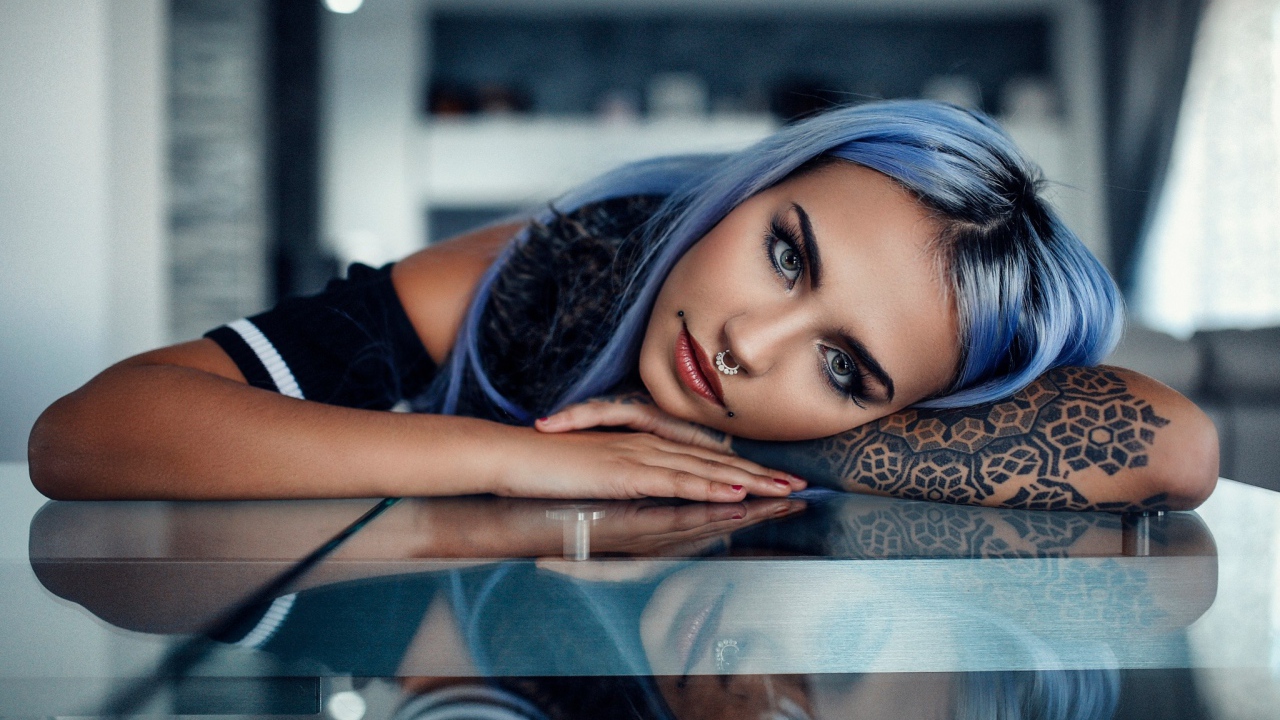 Девушка неформалка с татуировкой на руке 