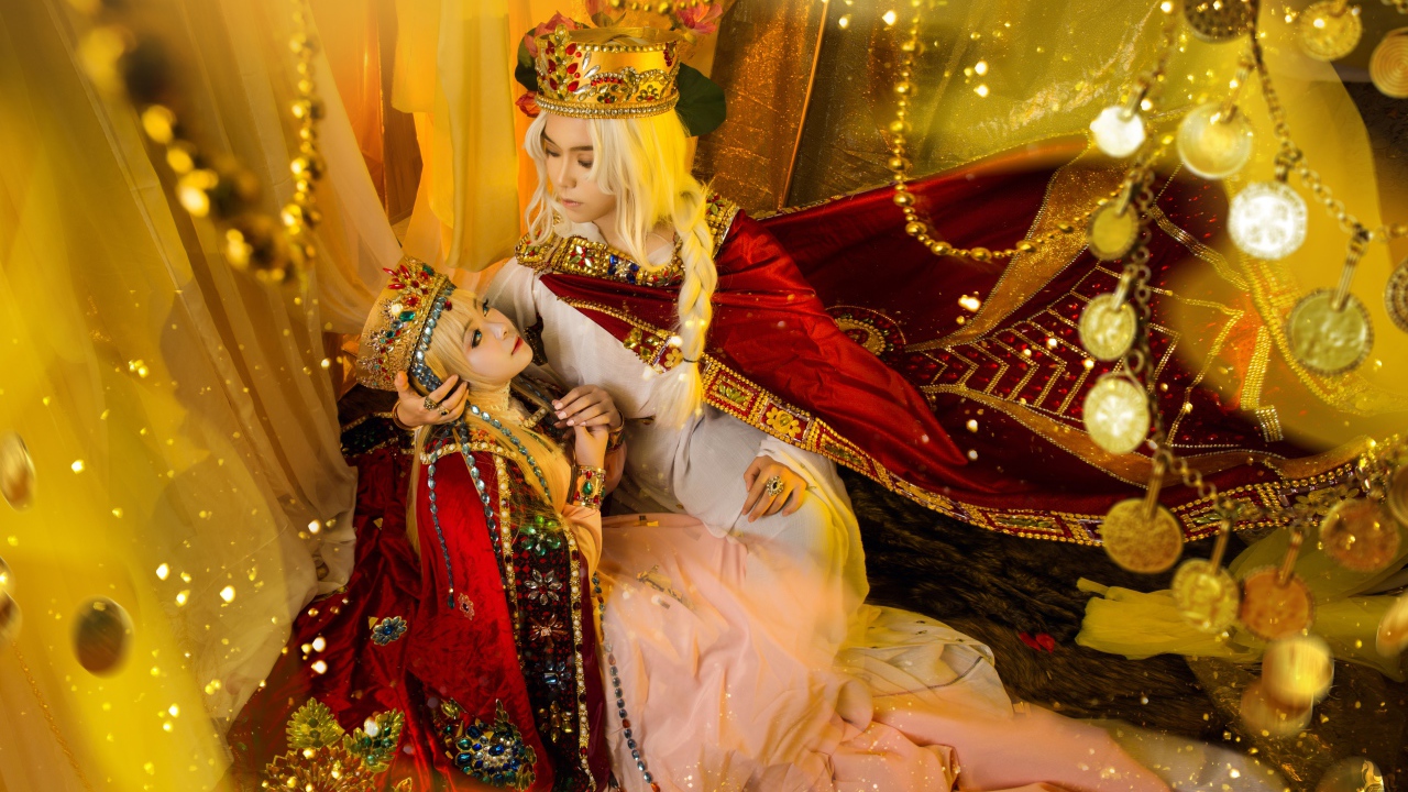 Девушки азиатки в дорогих костюмах с дорогими украшениями, косплей