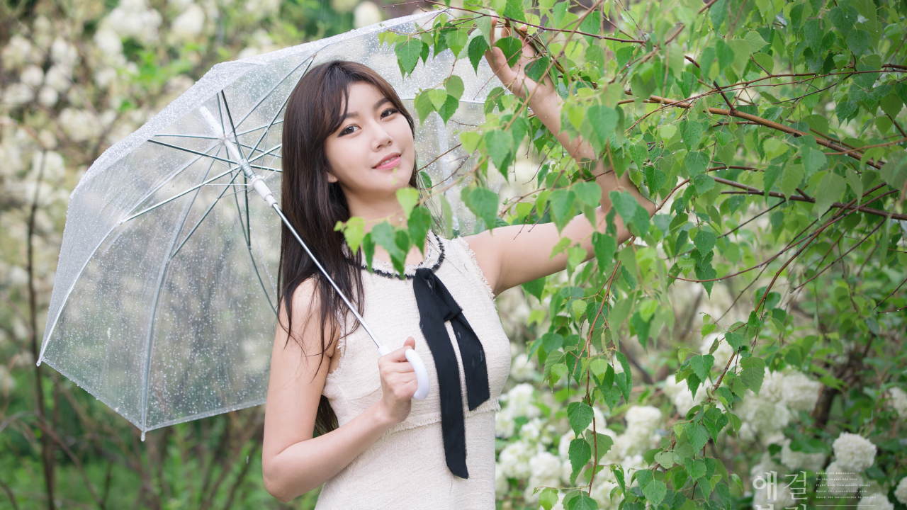 Красивая девушка азиатка с прозрачным зонтом