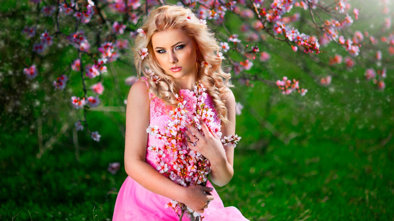 Красивая девушка блондинка с розовыми цветами 