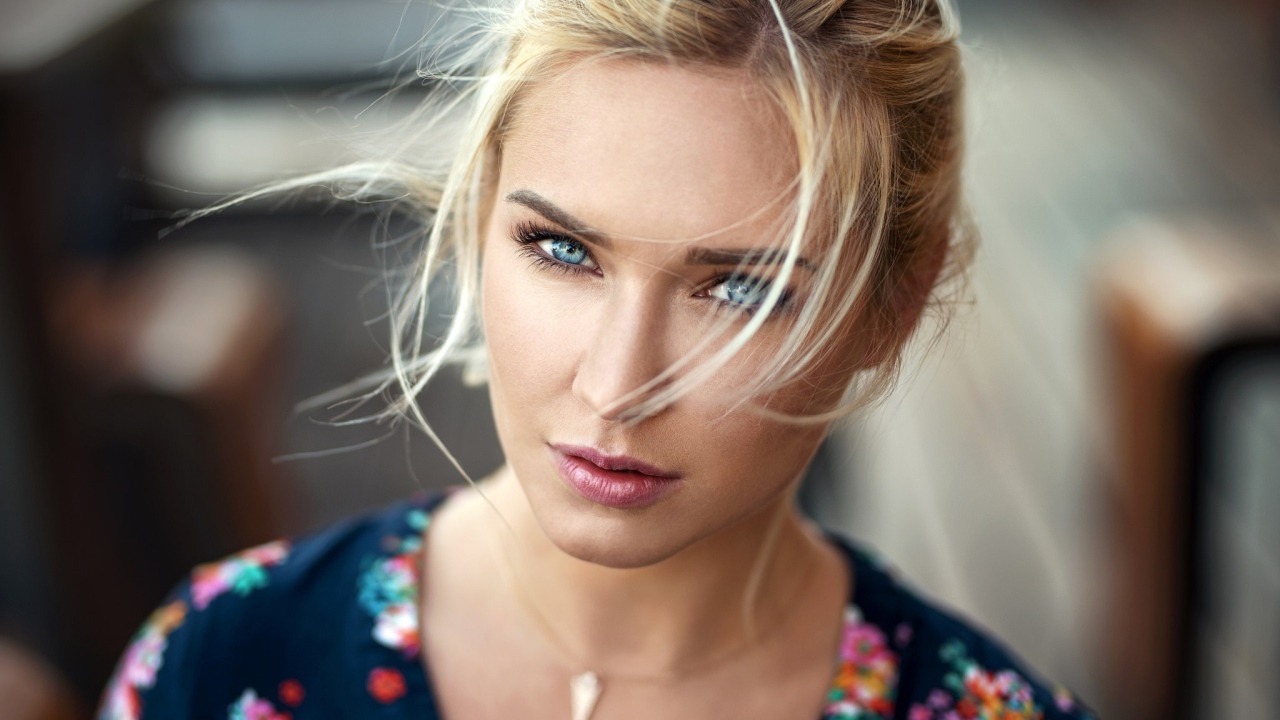 Красивая блондинка с выразительными голубыми глазами