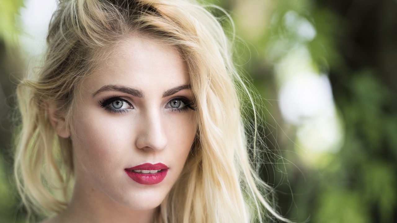 Красивая голубоглазая блондинка с красными губами 