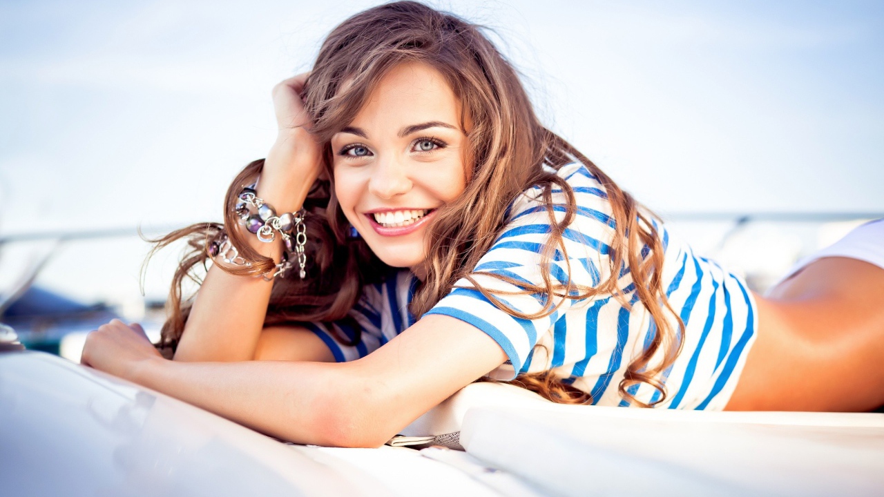 Красивая голубоглазая девушка в полосатой футболке 