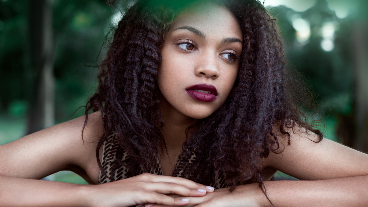 Красивая кареглазая девушка брюнетка с волнистыми волосами 