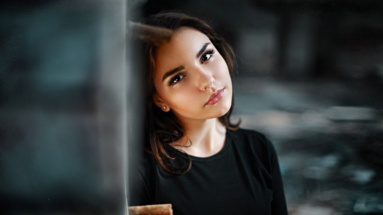 Красивая кареглазая девушка с длинными ресницами 