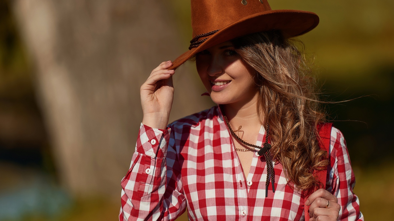 Красивая девушка брюнетка в ковбойской шляпе 