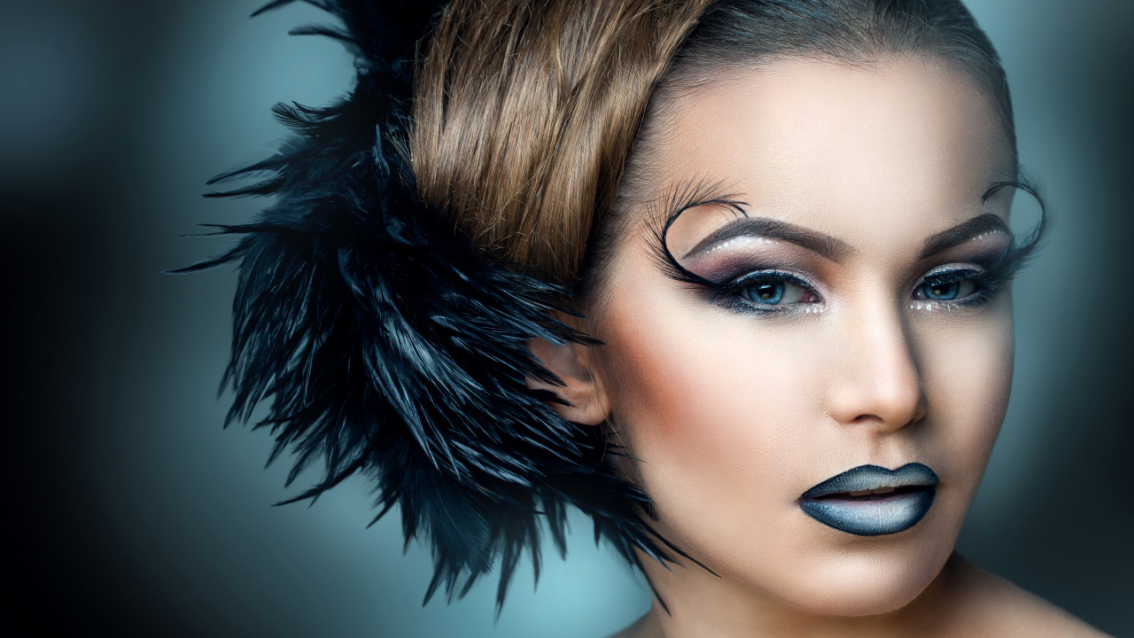 Красивая девушка шатенка с ярким макияжем