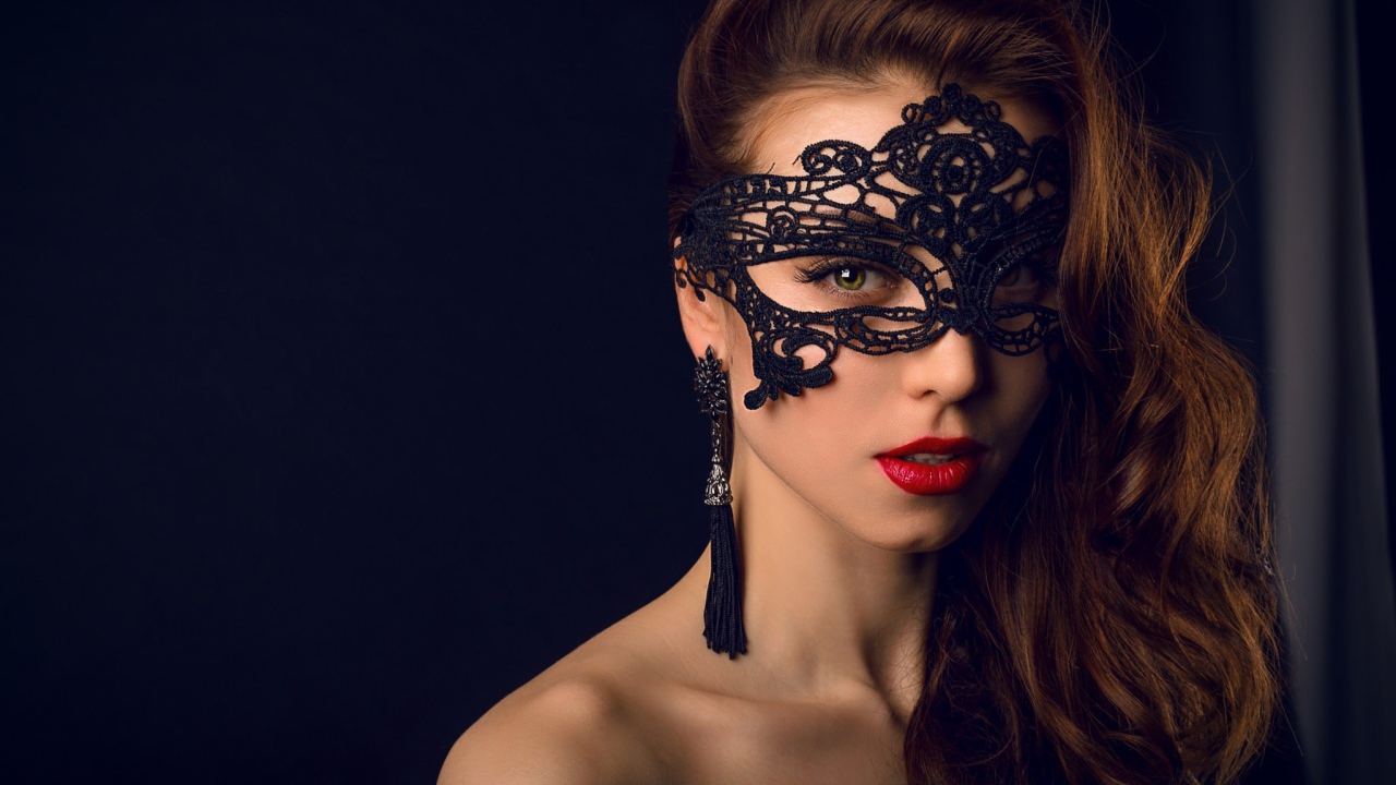 Красивая брюнетка с черной маской на лице 