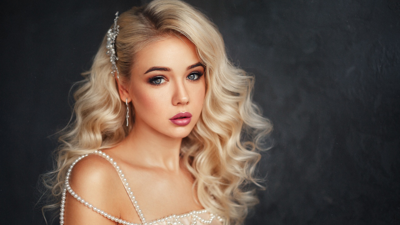 Красивая нежная девушка блондинка в красивом платье