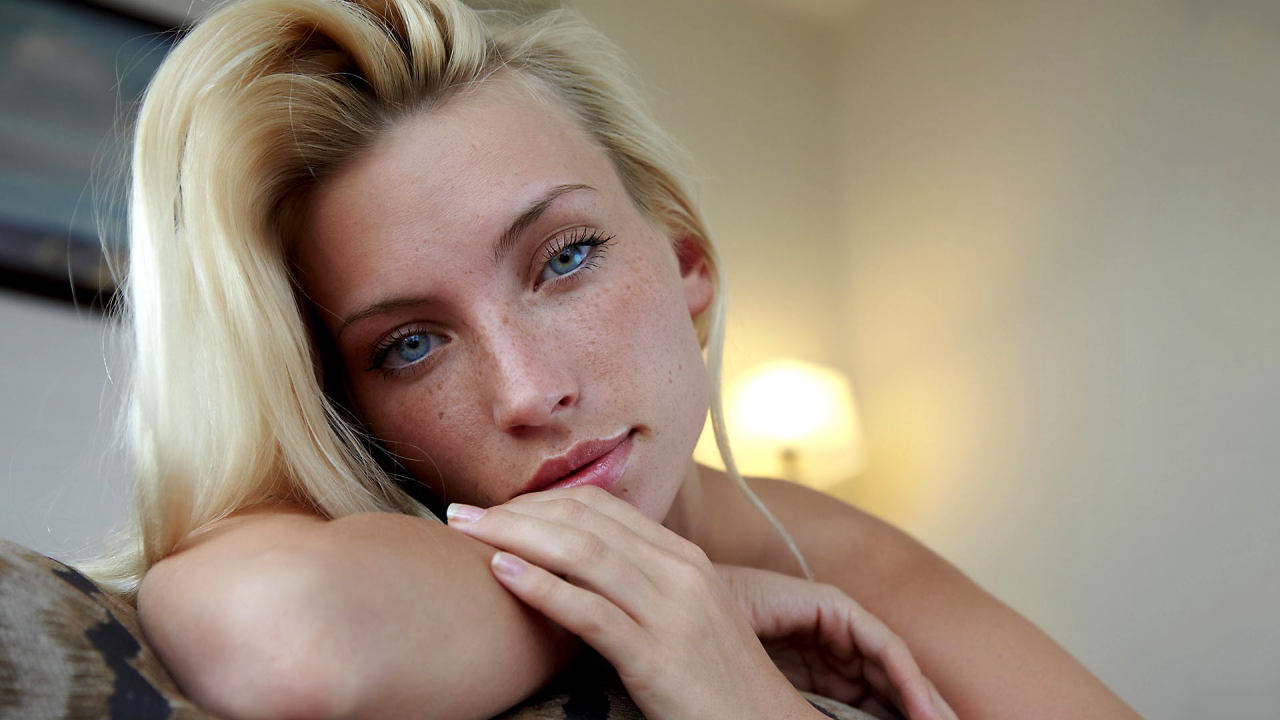 Красивая девушка блондинка с голубыми глазами 