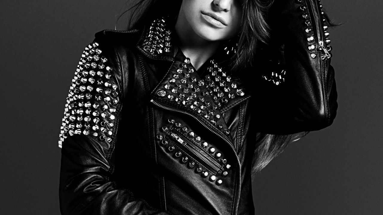 Красивая девушка в кожаной куртке Анна Левандовска, черно-белое фото