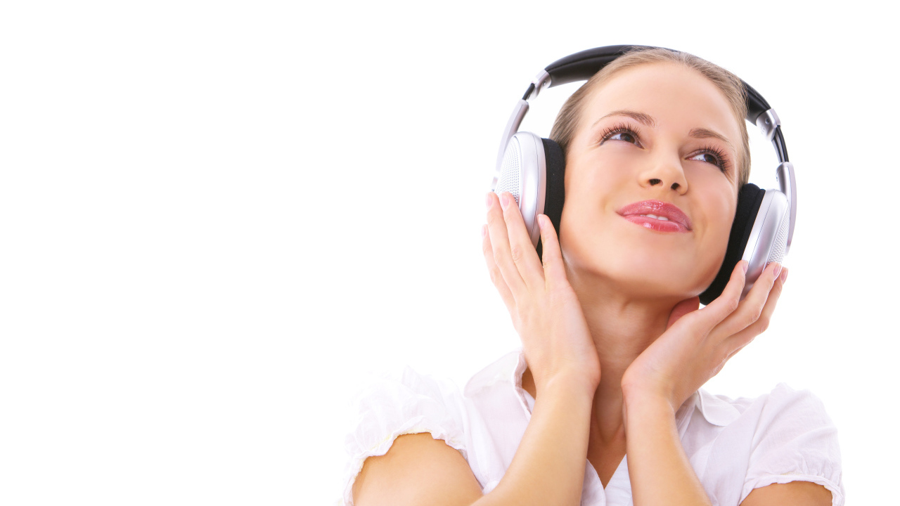Красивая девушка в больших наушниках 