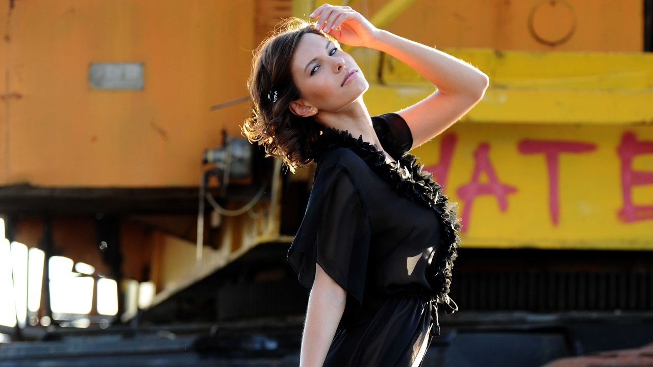 Красивая девушка модель в черном платье