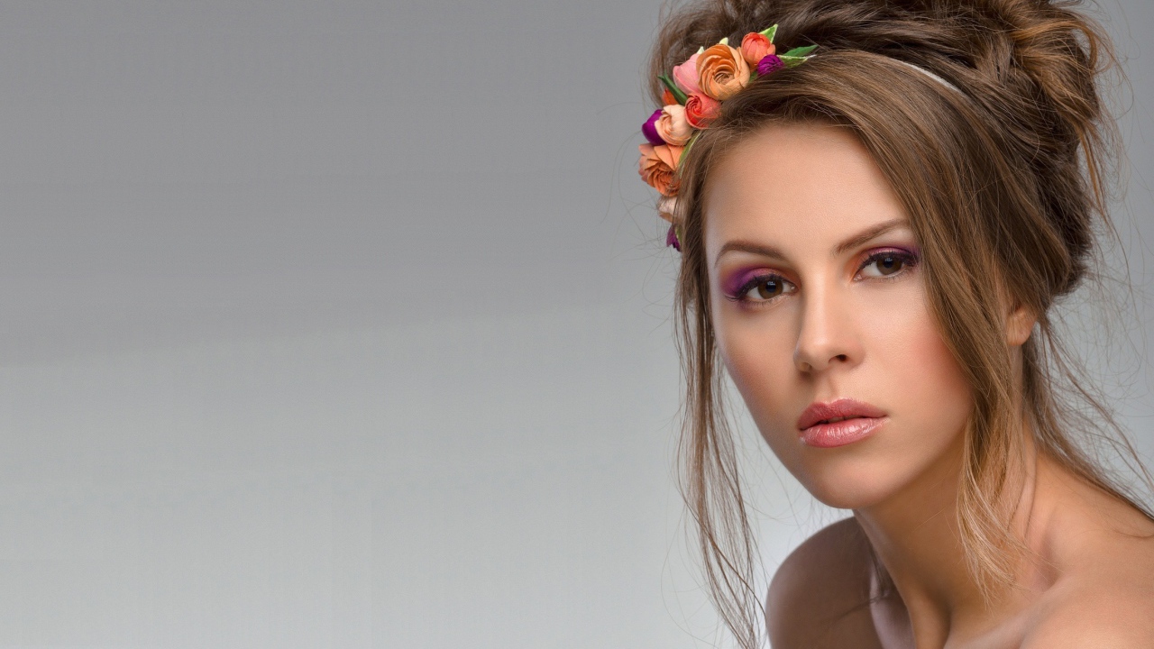 Красивая девушка с нежным макияжем фото на сером фоне