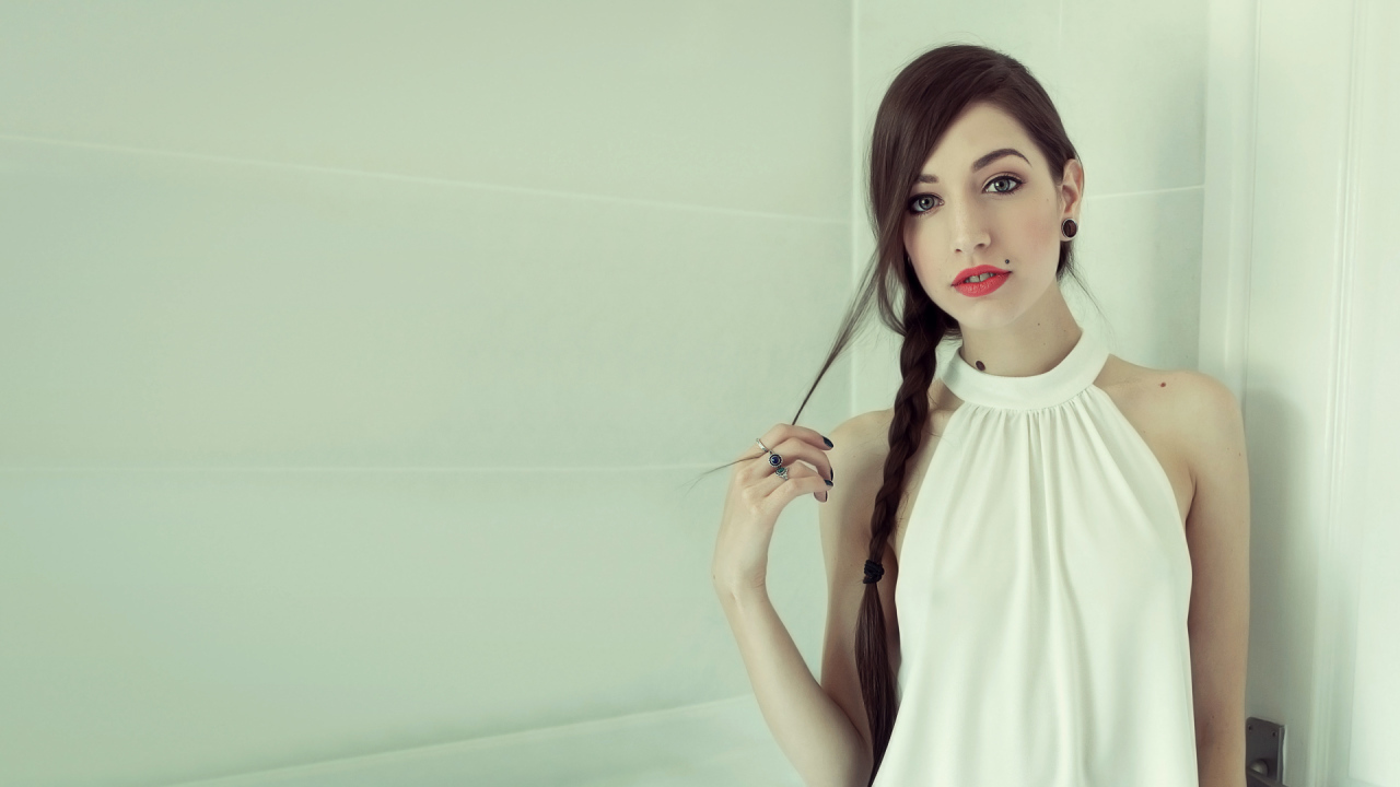 Красивая девушка с красными губами заплетенными в косу волосами