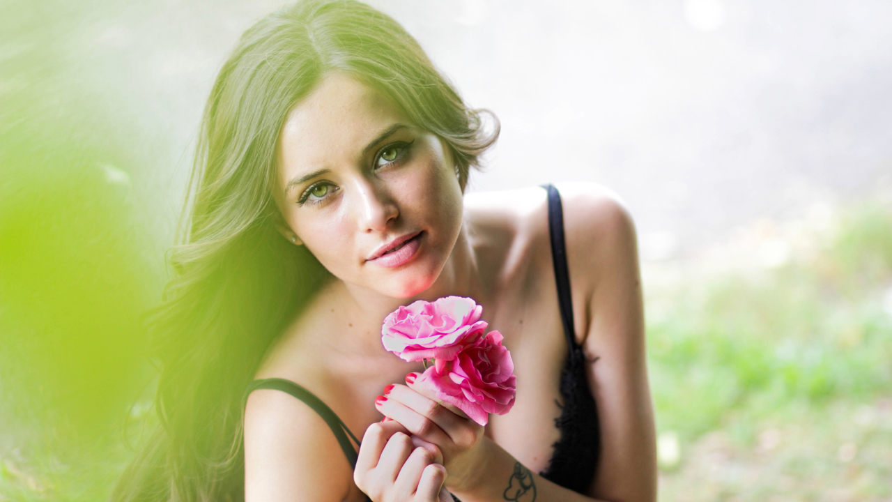 Красивая девушка с тремя красными розами