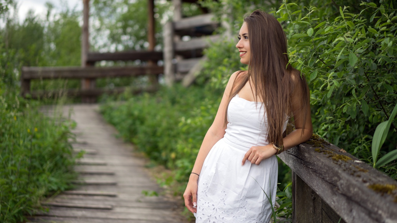 Красивая длинноволосая девушка модель в белом платье