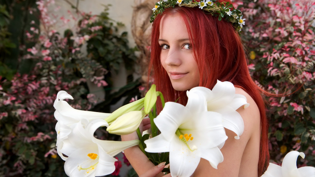 Красивая рыжеволосая девушка с букетом белых лилий