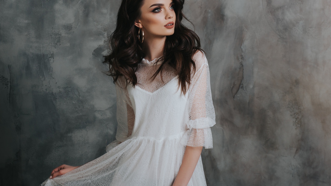 Красивая романтическая девушка брюнетка в белом платье